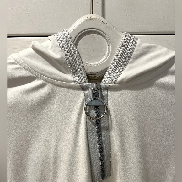 🤍TRICOTTO – WHITE HOODED TOP WITH ZIP DETAIL – EST. SIZE XL–XXL - Picture 8 of 9